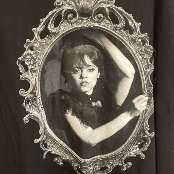 Hot Topic NWT Wednesday Dancing Frame Tee - Picture 4 of 5